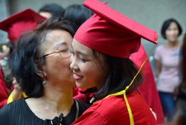 Giây phút xúc động tri ân cha mẹ, thầy cô Giây phút xúc động tri ân cha mẹ, thầy cô