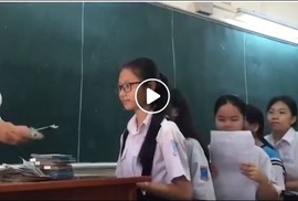 Clip: Xếp hàng nhận tiền thưởng từ cô giáo cho bài làm đạt 6,5 điểm trở lên Clip: Xếp hàng nhận tiền thưởng từ cô giáo cho bài làm đạt 6,5 điểm trở lên