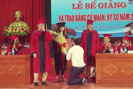 Phó Bí thư đoàn Trường ĐH quỳ cầu hôn nữ sinh viên tại lễ tốt nghiệp Phó Bí thư đoàn Trường ĐH quỳ cầu hôn nữ sinh viên tại lễ tốt nghiệp