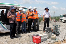 Thử nghiệm chế phẩm khử mùi từ trái bơ tại Khu Liên hợp xử lý chất thải Đa Phước Thử nghiệm chế phẩm khử mùi từ trái bơ tại Khu Liên hợp xử lý chất thải Đa Phước