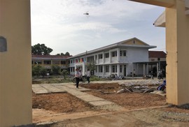Trường xây ì ạch, học sinh phải học nhờ tại công ty thủy sản Trường xây ì ạch, học sinh phải học nhờ tại công ty thủy sản