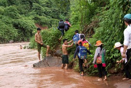 Vượt bùn đất đến với học trò ngày khai giảng Vượt bùn đất đến với học trò ngày khai giảng