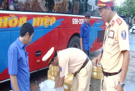 Bất ngờ bên trong 7 thùng xốp trên xe khách chạy tuyến Cà Mau – Đà Nẵng Bất ngờ bên trong 7 thùng xốp trên xe khách chạy tuyến Cà Mau – Đà Nẵng