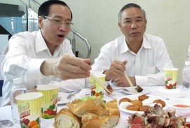 Lãnh đạo TP HCM thoải mái ăn heo quay giữa mùa tả heo châu Phi Lãnh đạo TP HCM thoải mái ăn heo quay giữa mùa tả heo châu Phi