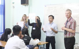 SV Việt Giao học tiếng Anh theo chương trình Tesol với giáo viên ngoại