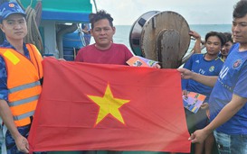 Vùng Cảnh sát biển 4 trao cờ Tổ quốc và tuyên truyền phòng, chống ma túy