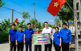 Báo Người Lao Động tặng tuổi trẻ Hưng Yên 5.000 lá cờ Tổ quốc