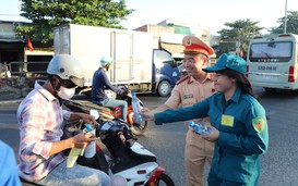 CSGT đội nắng tặng nước suối, khăn lạnh cho người đi đường trong ngày nghỉ lễ