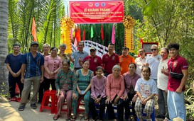 Nguyễn Trần Duy Nhất bán găng đấu để góp sức xây cầu giúp người dân Bến Tre