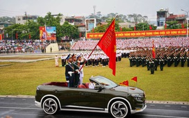 Xe mui trần đặc biệt của VinFast trong lễ diễu binh kỷ niệm chiến thắng Điện Biên Phủ