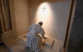 Tân Giáo hoàng Leo XIV cầu nguyện trước mộ cố Giáo hoàng Francis