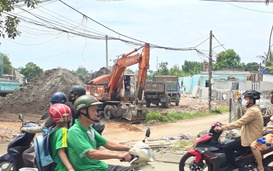 Tuyến đường 966 tỉ đồng gấp rút thi công nhưng bị lấn chiếm thành chợ tạm