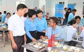 Ấm áp "Bữa cơm Công đoàn" cùng người lao động