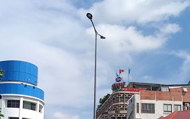 Cột đèn giữa đường