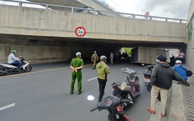 Vụ ô tô biển xanh đè 2 xe máy: Vấn đề pháp lý