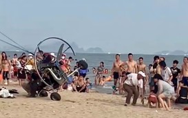 Dù lượn gắn động cất cánh bất thành, lao vào du khách tắm biển ở Bãi Cháy