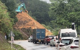 Sạt lở gây ách tắc giao thông giữa Lai Châu và Lào Cai