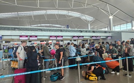 Mua tour trọn gói đi Úc, khách méo mặt vì chuyến bay bị delay… 2 ngày!