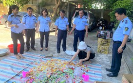 Tiêu hủy nhiều sản phẩm chân gà, kẹo dẻo, xà phòng… nhập lậu