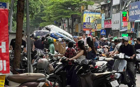 Ô tô bán tải tông hàng loạt xe máy, cuốn người xuống gầm xe