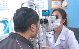 Cứu thanh niên bị mảnh vỡ bóng đèn huỳnh quang găm vào mắt
