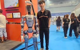 Cận cảnh robot hình người biểu diễn tại iTECH EXPO 2025