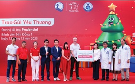 Prudential trao 2.600 phần quà Giáng sinh cho bệnh nhi tại TP HCM và Hà Nội