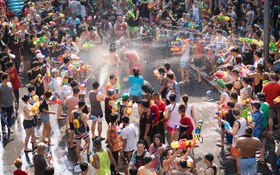 Tưng bừng lễ hội té nước Thái Lan, lễ hội tắm bùn Hàn Quốc