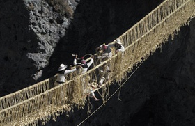 Người Peru dệt lại cây cầu treo 500 năm tuổi