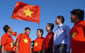 Cờ Tổ quốc đến với ngư dân Ninh Thuận