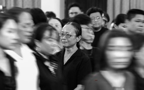 Hình ảnh người dân nghẹn ngào gửi tình cảm tới Tổng Bí thư Nguyễn Phú Trọng