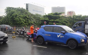 Mưa kéo dài ở TPHCM sáng nay: Va chạm, đường ngập, giao thông ùn tắc khắp nơi