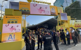 Xếp hàng từ sáng sớm để "săn" điện thoại, laptop giảm giá