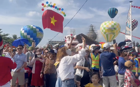 CLIP: Khinh khí cầu rực rỡ trên bầu trời Đồng Nai sáng 27-4, ngàn người đổ đến chiêm ngưỡng 
