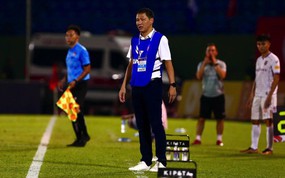 CLB Bình Dương thua ngược CAHN, HLV Anh Đức lý giải việc Tiến Linh ngồi ngoài
