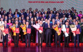 Không khí lễ công bố các nghị quyết, quyết định sáp nhập đơn vị hành chính