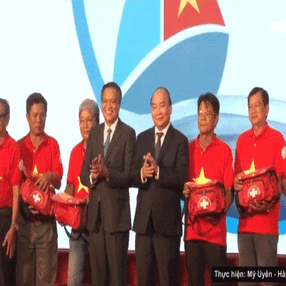 Thủ tướng Nguyễn Xuân Phúc trao 10.000 lá cờ Tổ quốc cho ngư dân Kiên Giang