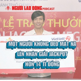 Một người không đeo mặt nạ lên nhận giải Jackpot hơn 14 tỉ đồng