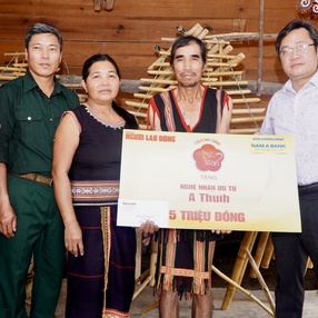 “Mai Vàng tri ân” trao quà cho văn nghệ sĩ ở Kon Tum