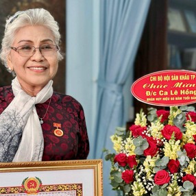 NSƯT đạo diễn Ca Lê Hồng xúc động đón nhận huy hiệu 60 năm tuổi Đảng