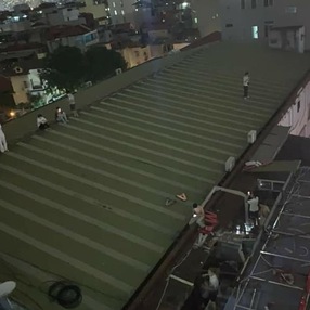 Cháy tại tổ hợp giải trí, nhiều người trèo lên mái nhà thoát thân