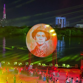 Mãn nhãn đêm khai mạc Lễ hội Sông nước TP HCM lần 2