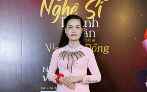 Hoa hậu Nhân ái Đậu Hằng Nga mặc áo dài quảng bá văn hóa Việt