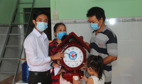 Trao tặng nhà Đại đoàn kết cho hộ nghèo xã An Điền, thị xã Bến Cát