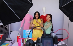 TikToker và tiểu thương hào hứng livestream bán hàng tại chợ Bến Thành