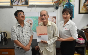 Thăm hỏi, trao quà cho kèo nhà cái tỷ lệ cá cược vật đặc biệt của cuộc thi “Lòng tốt quanh ta” lần 1