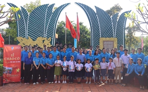 Trao tặng cờ Tổ tỷ lệ cá cược kèo nhà cái, học bổng tại khu di tích lịch sử Gò Ô Môi