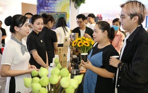 Du khách thích thú thưởng trà, cà phê trước giờ khai mạc tỷ lệ kèo nhà cái hôm nay cà phê - trà Việt"