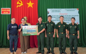 Trao tặng 600 lá cờ Tổ tỷ lệ kèo góc nhà cái cho Đồn Biên phòng Đắk Đam
