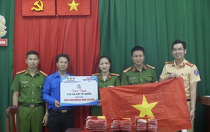 tỷ lệ kèo nhà cái trao 300 lá cờ Tổ tỷ lệ kèo góc nhà cái tại chương trình “Nghĩa tình biên giới”